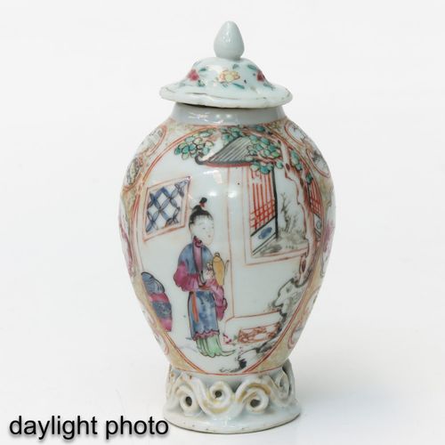 Null Scatola da tè Famille Rose
Decorata con figure cinesi, XVIII secolo, alta 1&hellip;