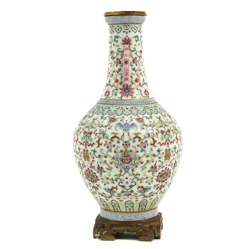 Null 花瓶
饰以花卉、蝙蝠和中国符号，乾隆款，底座和边沿有青铜镶嵌，高35厘米。