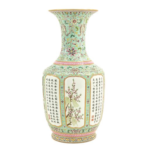 Null Vase de la famille rose
Décoré de textes chinois, de fleurs et d'oiseaux, m&hellip;