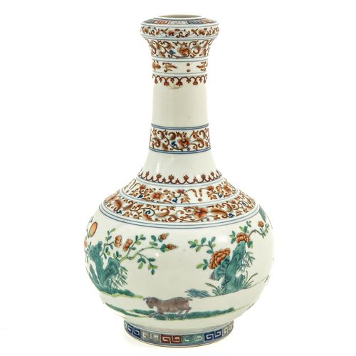 Null 法米勒大蒜口花瓶
描绘花园里的花景，雍正款，高32厘米。