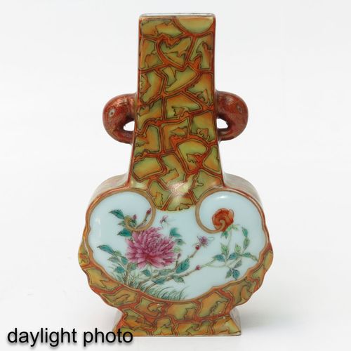 Null 粉彩花瓶
橙地，花瓶两边饰有花的场景，象头把手，高22厘米，乾隆款。