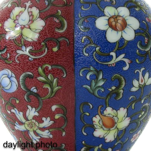Null 扇形花瓶连盖
蓝色和红宝石地，饰以花卉，乾隆款，高17厘米。