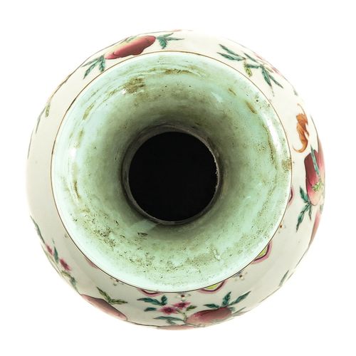 Null Vase de la famille rose
9 décor de pêche, marque Qianlong, hauteur 32 cm.