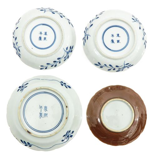 Null 杯子和茶杯系列
包括4个杯子和4个碟子，蓝色和白色的装饰，包括康熙标记和18世纪，最大的碟子直径为15厘米，有缺口和毛边。
