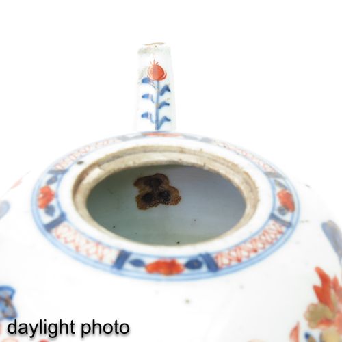 Null 伊万里茶壶
花卉装饰，18世纪，12厘米高，芯片。