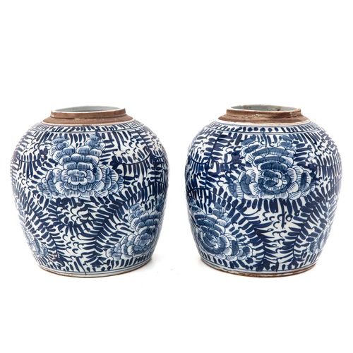 Null 一对姜汁罐
蓝白相间的花卉装饰，高23厘米。