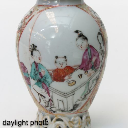 Null Boîte à thé de la famille rose
Décorée de figures chinoises, 18e siècle, 13&hellip;