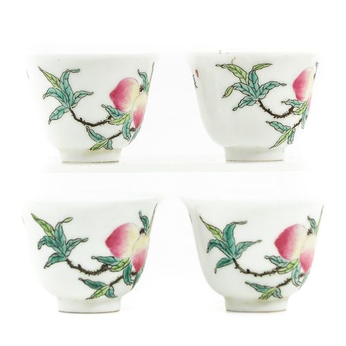 Null 一系列4个法米勒玫瑰杯
桃子装饰，乾隆款，直径5厘米。