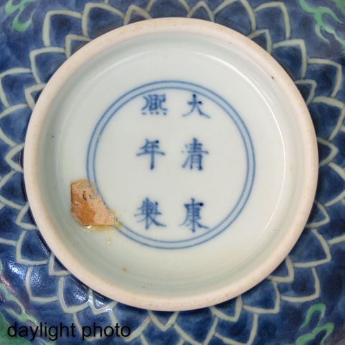 Null 龙形装饰碗
蓝地饰以绿龙，康熙款，直径16厘米。