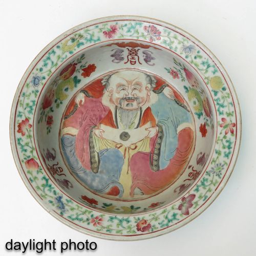 Null 一件法米勒洗脸盆
盘子中央有非常罕见的三面佛图案，还装饰有水果、蝙蝠和中国符号，直径27厘米。