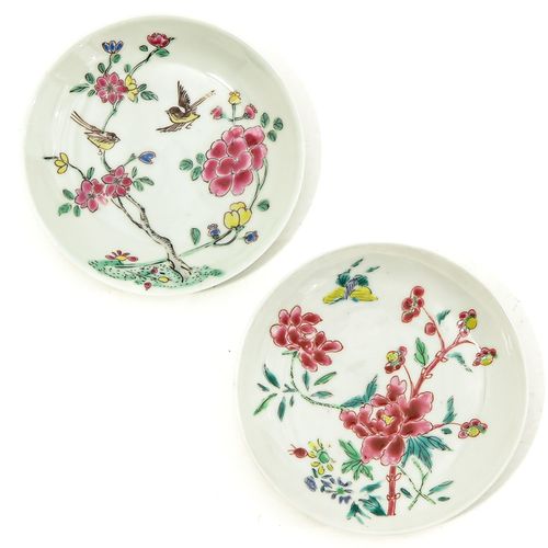 Null 一对法米勒玫瑰杯和碟子
装饰有花、鸟和蝴蝶，碟子直径为10厘米，状况各异。