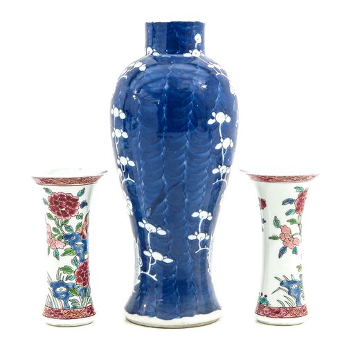 Null A Lot of 3 Vases
Including blue and white decor and 2 small Famille Rose ga&hellip;