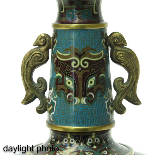 Null 景泰蓝花瓶一对
高31厘米。
