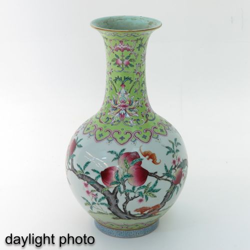 Null 一个法米勒玫瑰花瓶
9个桃子装饰，乾隆款，高32厘米。