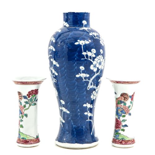 Null Ein Posten von 3 Vasen
Darunter ein blau-weißer Dekor und 2 kleine Famille-&hellip;