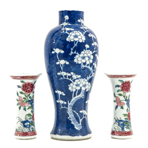 Null 一批3个花瓶
包括蓝色和白色的装饰和2个小的Famille Rose garniture花瓶，最高的花瓶是27厘米。