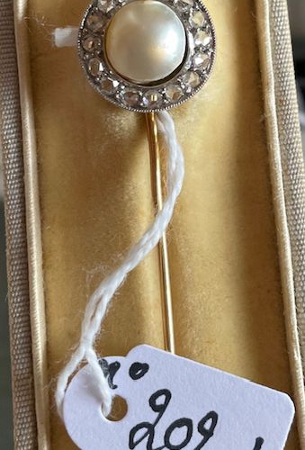 Null 美丽的2号金针，镶有1/2颗优质珍珠，镶嵌有16颗玫瑰式切割钻石，带原盒，有珍珠母贝推杆。