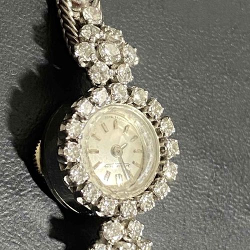 Mise à prix 1600 € Montre bracelet de dame en or blanc agrémentée de 42 petits d&hellip;