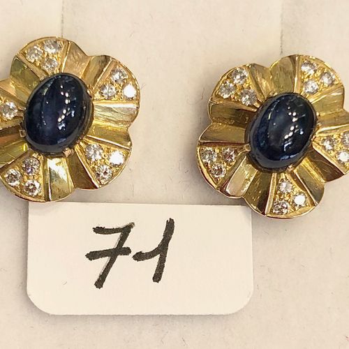 Null Pair of yellow gold ear studs, set with 2 cabochons of star sapphires ~ 5ct&hellip;