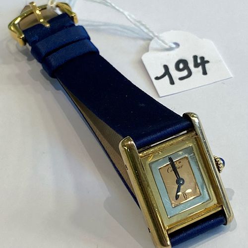 Null 金质女士腕表，签名为 - CARTIER - MUST - 机械机芯，上链装置镶有凸圆形蓝色蓝宝石，编号为3.138 666，新表带，镀金卡地亚表扣，&hellip;