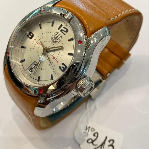 Null 精钢腕表，签名：P.BERETTA - 石英机芯，6点钟位置有日期显示，皮表带带折叠扣，重69.1克（新货）。