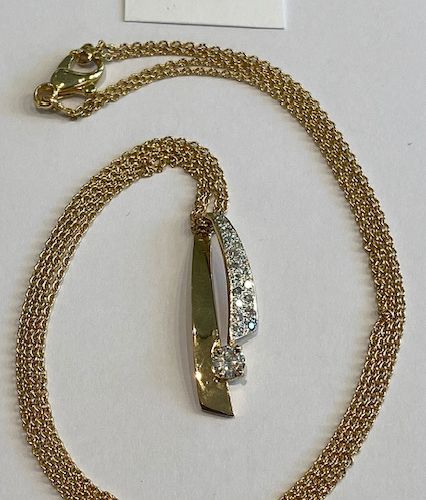 Null 黄金双链项链，手持黄金吊坠，镶有17颗明亮式切割钻石，末端还有一颗较大的钻石，总重约0.72克拉。