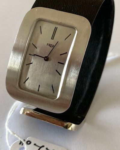 Null 白金 "Manchette "腕表，署名 - FRED Paris - 皮革和白金表带，机械机芯，编号75976，57.0克