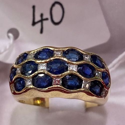 Null 镶嵌13颗锡兰蓝宝石~5.40cts和14颗方形钻石的黄金戒指。 TDD / 55. 8.4g