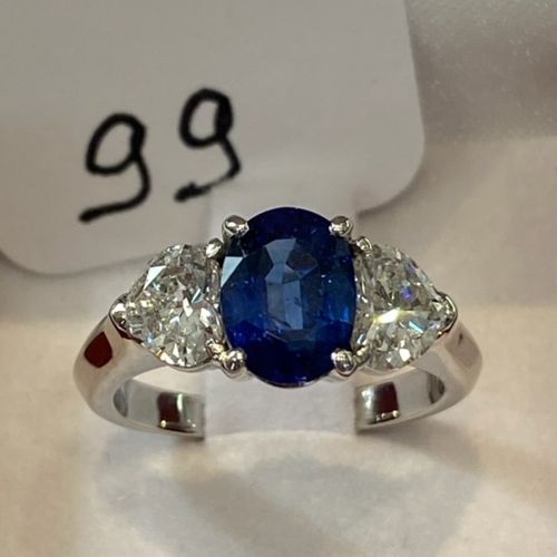 Null 铂金戒指，镶有一颗非常漂亮的2.18克拉蓝宝石和2颗漂亮的心形切割钻石，重1.062克拉 - G / V.S.2 to Si - TDD / 52 -&hellip;