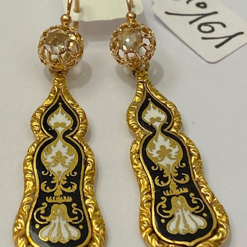 Null Precioso par de pendientes de oro rosa engastados con diamantes talla rosa,&hellip;