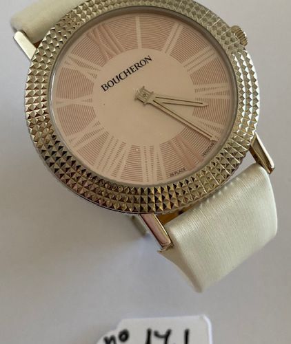 Null 精钢腕表，签名为BOUCHERON - 粉红色珍珠母贝底盖，皮表带，签名为Boucheron的表扣，编号100 / 2692 - 139.8g