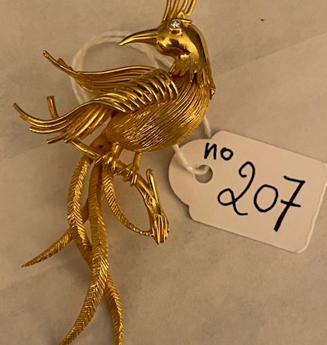 Null 黄金胸针，代表一只在树枝上的 "天堂鸟"，眼球上镶嵌着一颗明亮式切割的钻石，6.5厘米，8.6克