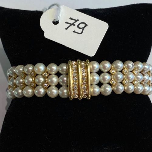Null Beau bracelet en or jaune et 84 perles blanches, alternées de 27 motifs ser&hellip;