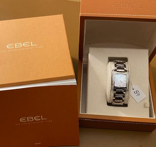 Null 精钢腕表，签名：EBEL - BRASILIA - 大型号，珍珠母贝底盖，分支和时标，镶嵌美丽的明亮式切割钻石，约1.10ct - G / V.V.S&hellip;