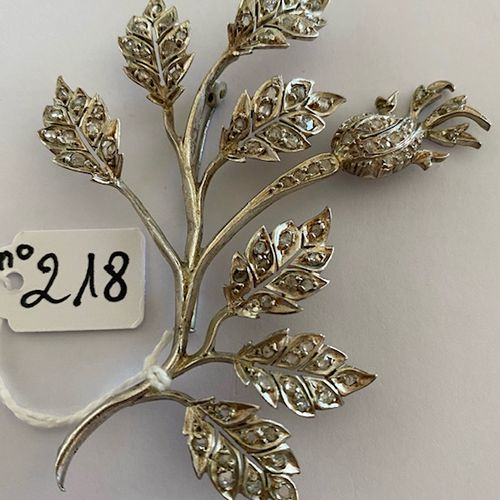 Null 重要的玫瑰金和银质胸针 "树枝和玫瑰花"--约1920年--全部镶嵌91颗玫瑰式切割钻石--共约1.30克拉--白色金属针。 22.5克（8厘米x6.&hellip;