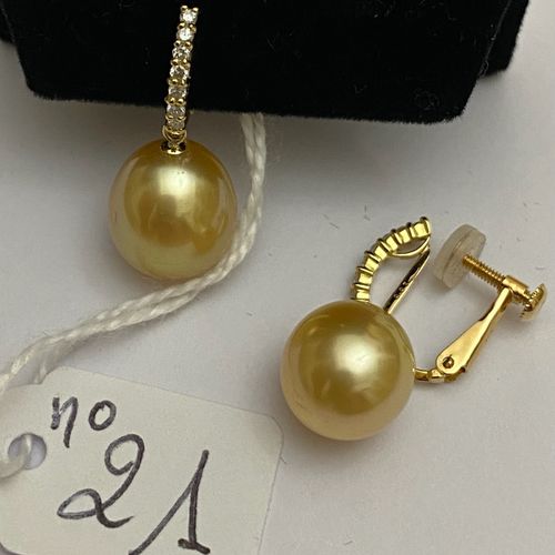 Null Pair of yellow gold earrings, Australian Gold pearls set with a line of bri&hellip;