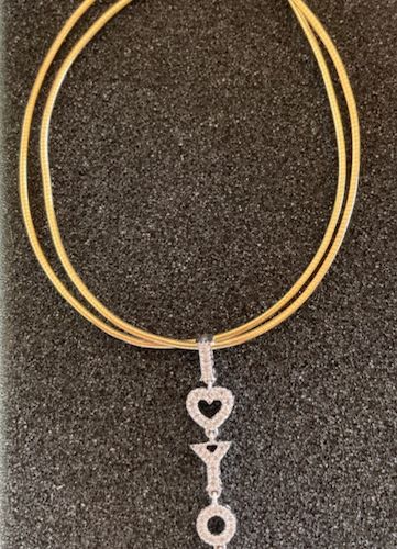 Null 黄K金电缆项链，手持白金 "我爱你 "吊坠，上面镶嵌着钻石。11,7g