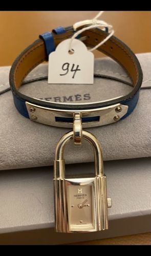 Null 罕见的，银色手表，签署了 - HERMÈS - KELLY - 蓝色皮革表带，银色支架和搭扣，签署了Hermès，编号684 510。42,8g ( &hellip;