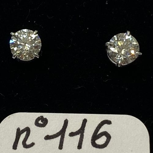 Null Paire de Clous d'oreilles en or gris, sertis de 2 beaux diamants taille bri&hellip;