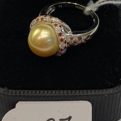 Null 白金戒指，签名：MAUBOUSSIN - 巴黎 - 镶嵌着一颗金色的南海珍珠，由美丽的明亮式切割钻石（G到H/V.V.S）和石榴石组成 - 编号：AF&hellip;