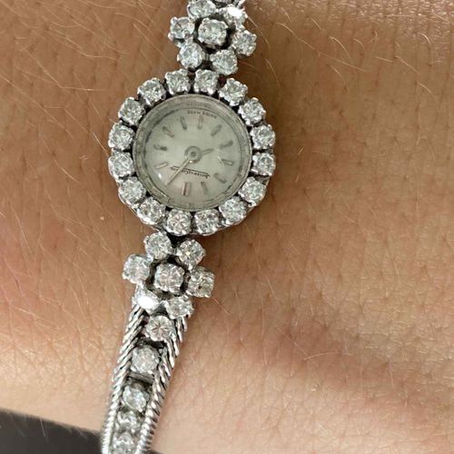 Mise à prix 1600 € Ladies' wristwatch in white gold set with 42 small brilliant-&hellip;