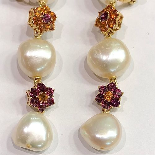 Null 美丽的一对黄金耳环，镶嵌着6颗白色的巴洛克珍珠，与黄水晶和紫水晶交相辉映。 17,8g