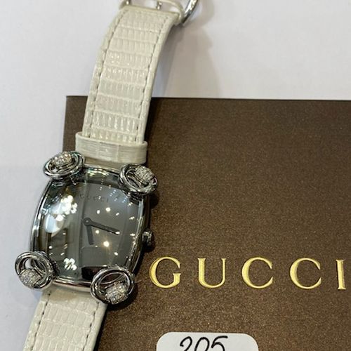 Null 精钢腕表，签名：GUCCI - HORSEBIT - 表盘上有4个镶有美丽明亮式切割钻石的图案，防水，带Gucci针扣的皮表，编号11526848 -&hellip;