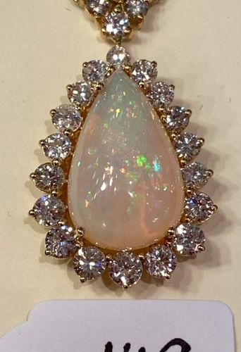 Null Collier en or jaune, rehaussé d’un pendentif serti d’une belle opale taillé&hellip;