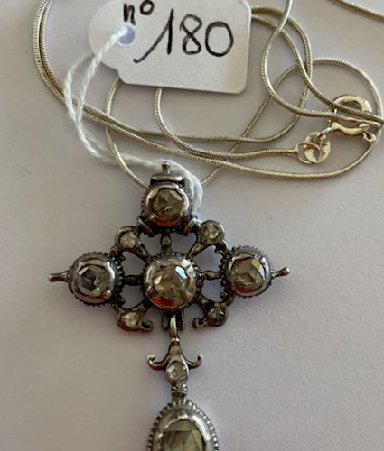 Null 银链，拿着一个19世纪的银质古董十字架，镶嵌着玫瑰式切割钻石，其中一颗比另一颗大。12,7g