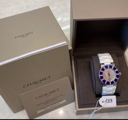 Null 精钢手表，签名为 - CHAUMET - CLASS ONE - 32mm，表盘和刻度镶嵌美丽的明亮式切割钻石，与蓝色珐琅交替，石英机芯，带表壳，编号&hellip;