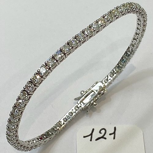 Null Bracelet ligne en or gris, entièrement serti de 53 beaux diamants taille br&hellip;