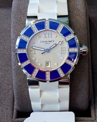 Null 精钢手表，签名为 - CHAUMET - CLASS ONE - 32mm，表盘和刻度镶嵌美丽的明亮式切割钻石，与蓝色珐琅交替，石英机芯，带表壳，编号&hellip;