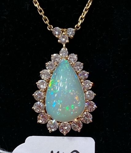 Null Yellow gold necklace, with a pendant set with a beautiful pear-shaped opal &hellip;