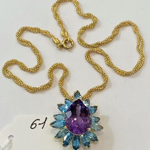 Null 黄金项链，双 "绳 "网，吊坠上镶嵌着一颗梨形切割的紫水晶，周围是蓝色的黄宝石，切割成舟形。19,4g